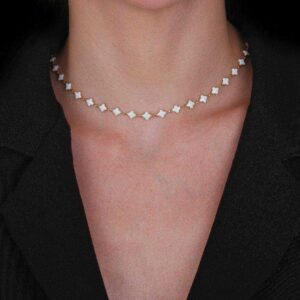 Colar Dourado com Trevos Brancos